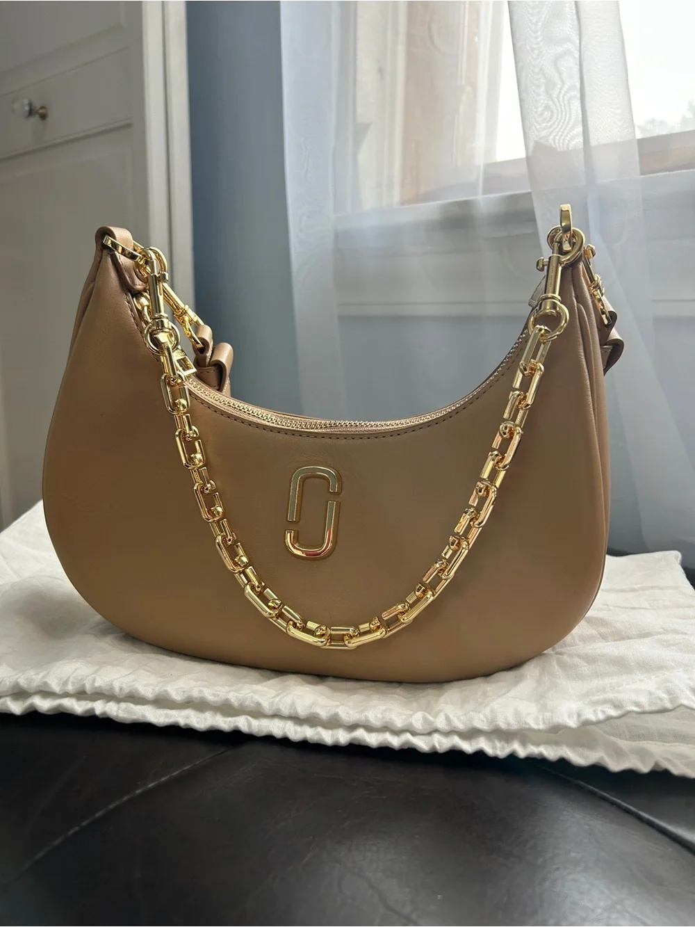 Marc Jacobs Tan Leather Shoulder Bag with Gold Chain - Picture 4 of 13